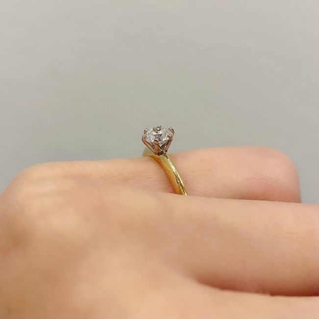 Bague de fiançailles diamant rond 6 griffes en Or Jaune - Photo 4