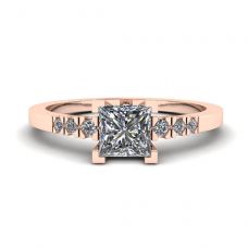Bague en diamant taille princesse avec 3 petits diamants latéraux en or rose