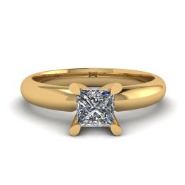 Bague en or jaune avec diamant taille princesse