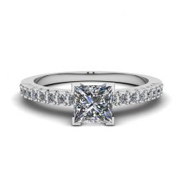 Bague en diamant taille princesse en V avec pavé latéral