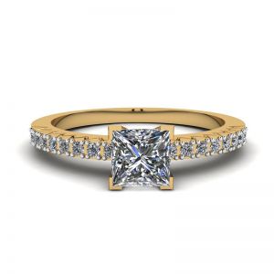 Bague diamant taille princesse en V avec pavé latéral en or jaune