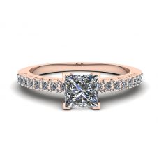 Bague en diamant taille princesse en V avec pavé latéral en or rose