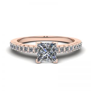 Bague en diamant taille princesse en V avec pavé latéral en or rose