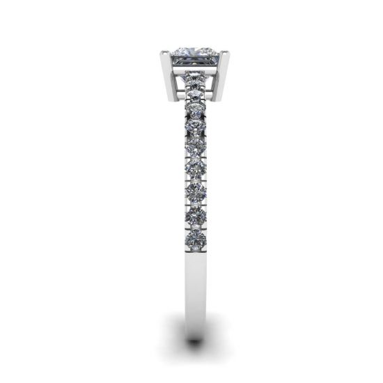Bague en diamant taille princesse avec pavé latéral, More Image 1