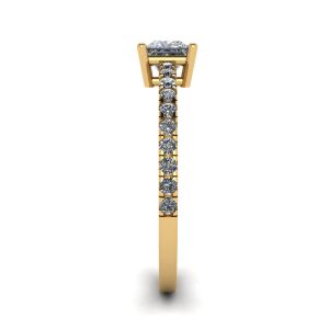 Bague en diamant taille princesse avec pavé latéral en or jaune 18 carats - Photo 2