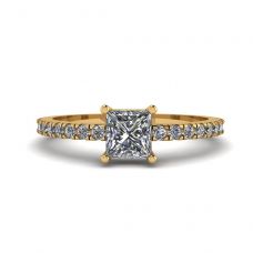 Bague en diamant taille princesse avec pavé latéral en or jaune 18 carats