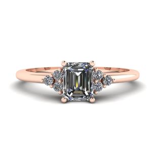 Bague en diamant taille émeraude avec diamants latéraux en or rose