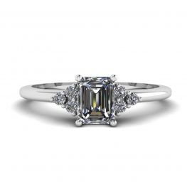 Bague en diamant taille émeraude avec diamants latéraux