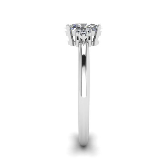 Bague Diamant Ovale avec 3 Diamants Latéraux, More Image 1