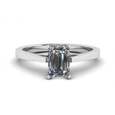 Bague en diamant taille émeraude dans un style futuriste