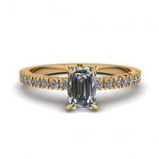 Bague en or jaune 18 carats avec diamant taille émeraude