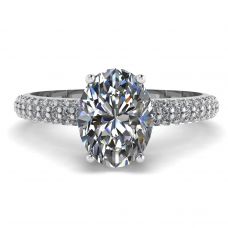 Bague en diamant ovale avec anneau pavé de diamants à trois rangs